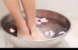 Manfaat Luar Biasa Merendam Kaki dengan Air Garam